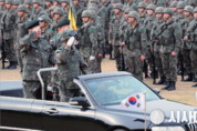 국방부 훈령에 ‘명예 장군 없다’ 명예 군인은 하사~대령까지만, SM그룹 회장인 우오현 명예사단장논란