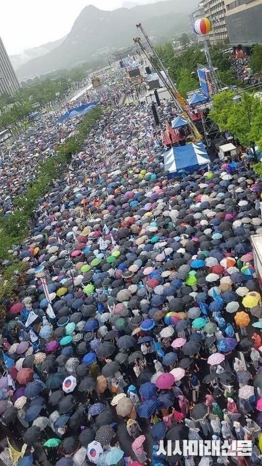 8.15 광복절, 광화문 광장은 주최측 추산으로 30만여명의 집회 참가자들의 모습. 장시간 비가 쏟아지는 가운데 이날 참가자들은 우산을 들고서 대한민국의 자유민주주의를 위해 통성으로 기도하는 모습.