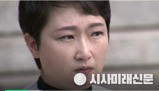 이언주의원이 9월10일 국회에서 삭발식 중 눈물을 흘리고 있다.