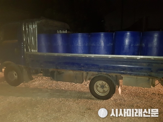 17일 새벽 4시경 적발된 음식물수집운반 반입차량 모습.