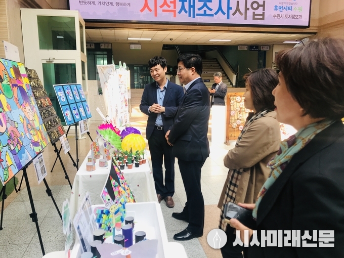 염태영 시장이 전시회장을 찾아 작품을 감상하고 있다.