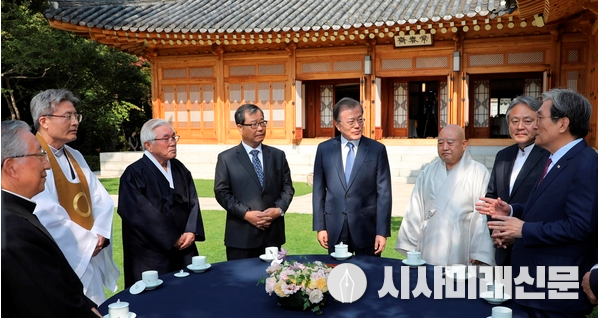 문재인 대통령과 종교지도자들이 21일 청와대에서 오찬 간담회 모습 /연합뉴스