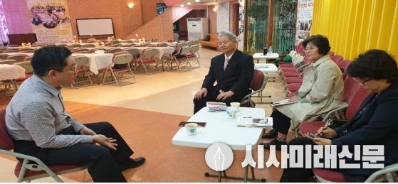 시사미래신문 하종성논설위원과의 대담중인 천준협목사