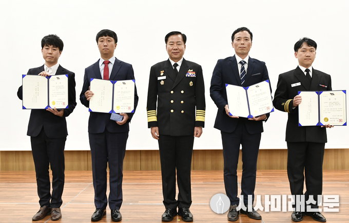 2019 국제해양방위산업전 계기 10월 23일부터 양일간 벡스코에서 열린 '2019 함정기술·무기체계 세미나'에서 심승섭 해군참모총장이 우수 논문 시상식 후 선정자들과 기념사진을 찍고 있다.