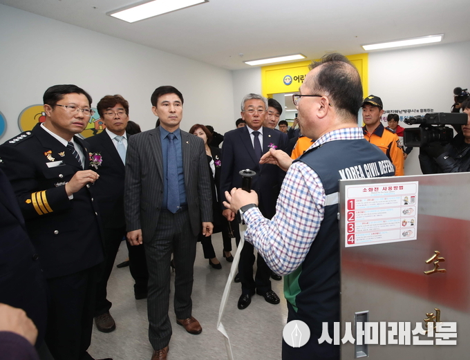 시민안전센터 시설에 대한 설명을 듣고 있는 서철모 화성시장