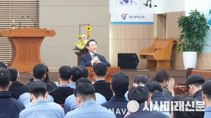 김승규목사가 해군 장병들에게 말씀을 전하고 있다