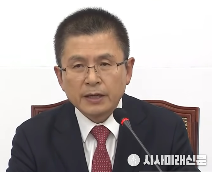 황교안 자유한국당 대표가 긴급 기자회견을 하고 있다