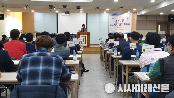 평택대광교회 순장이 간증을 하고 있다.