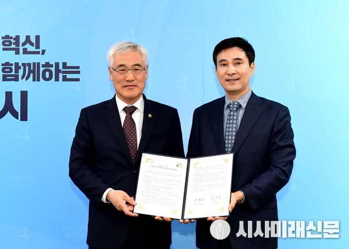 화성시와 기상청 업무협약 체결 기념촬영 모습.왼쪽부터 김종석 기상청장. 서철모 화성시장