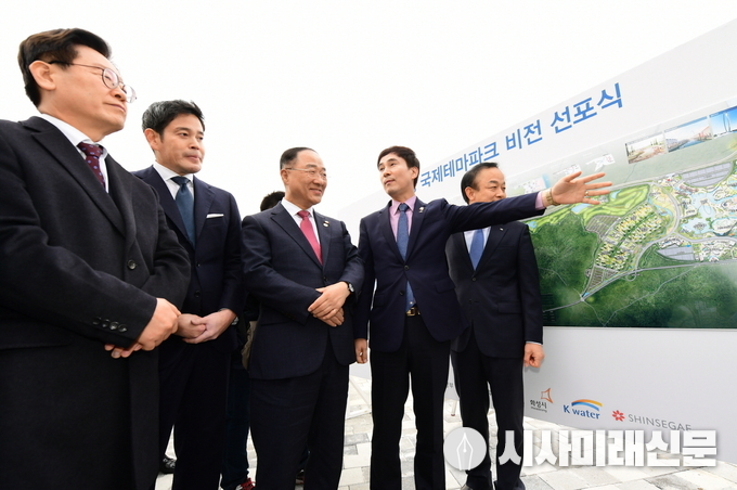 비전선포식에서 현장을 시찰하고 있는 주요 내빈들 모습. 왼쪽부터 이재명 경기도지사. 정용진 신세계그룹 부회장. 홍남기 경제부총리. 서철모 화성시장. 이학수 수자원공사 사장