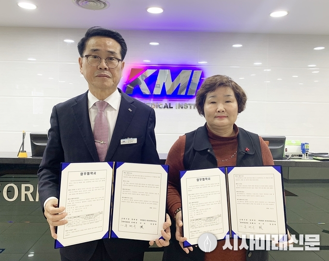 유혜숙 수원시 보육아동과장(오른쪽)과 김상묵 (재)한국의학연구소(KMI) 수원센터 이사(왼쪽)가 협약식 후 기념촬영을 하고 있다.