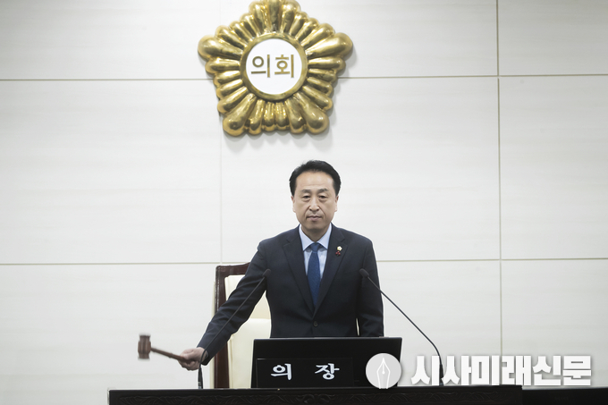 화성시의회, 김홍성 의장이 제187회 제2차 정례회 개회식을 알리는 타봉을 하고 있다.