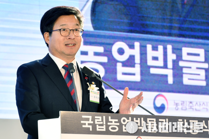 염태영 수원시장이 축사를 하고 있다.