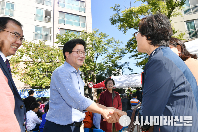 10월 9일, ‘수원·용인 경계 조정’을 기념해 청명센트레빌아파트에서 열린 주민화합잔치에서 염태영 시장이 주민들과 인사하고 있다.