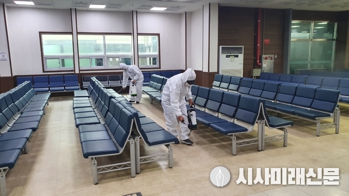 평택항 여객터미널을 소독하고 있다.
