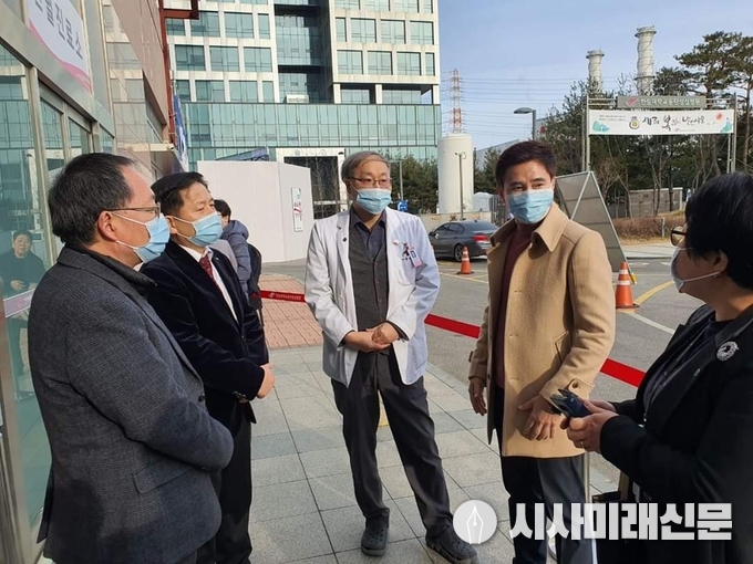 선별진료소를 점검하고 있는 서철모 화성시장