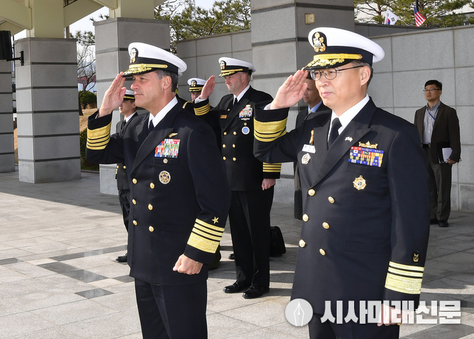 2월 3일(월) 해군작전사령부(해작사)에서 개최한 美 태평양함대사령관 방문행사에서 이성환(중장) 해군작전사령관과 존 아퀼리노(John C.Aquilino, 대장) 미국 태평양함대사령관이 한측 의장대의 경례를 받고 있다.<br>
