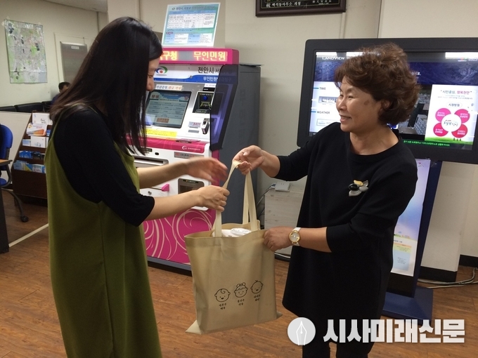 천안시가 출산축하용품을 시민에게 전달하고 있다.