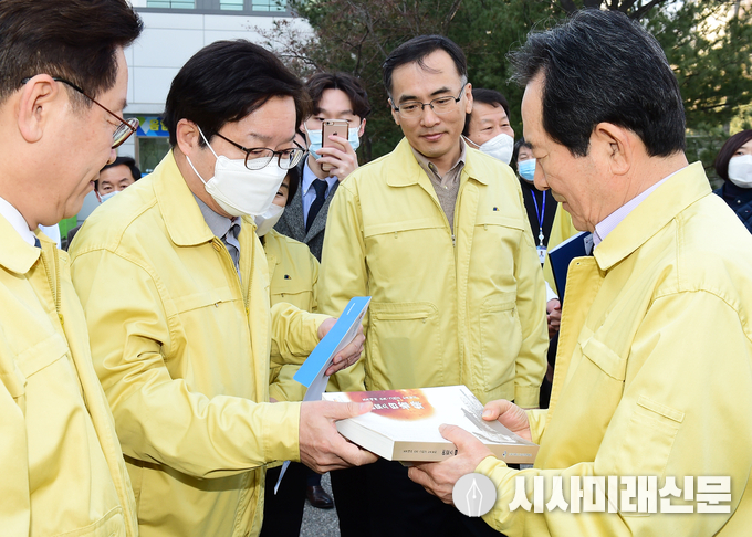 염태영 시장(왼쪽)이 정세균 총리에게 「메르스 일성록」과 건의문을 전달하고 있다.