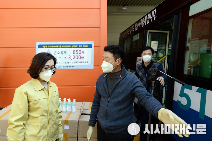 은수미 성남시장(좌)가 김윤태 성남시내버스(주) 대표에게 차량 방역에 대한 설명을 듣고 있다.