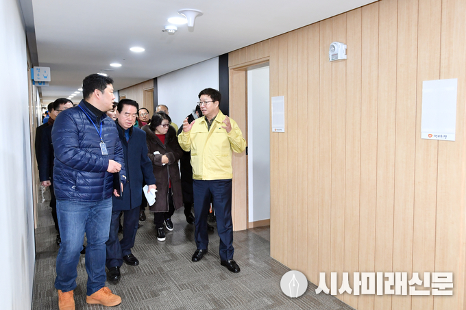 염태영 시장이 17일 수원유스호스텔 시설을 점검하고 있다.