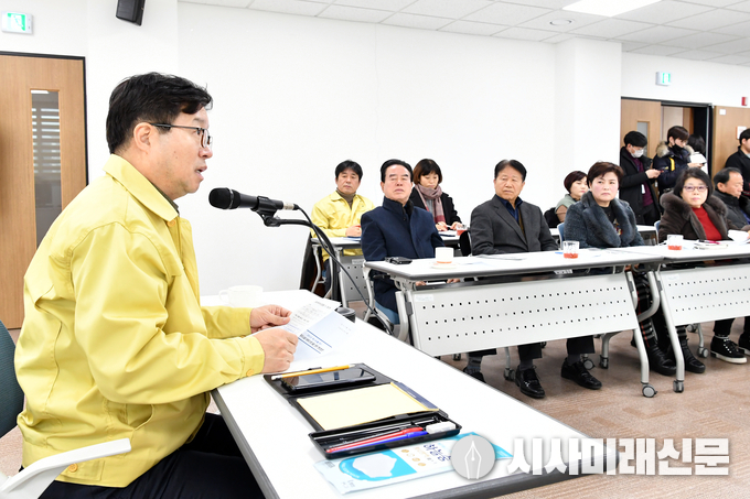 염태영 시장인 서둔동 주민들과 간담회를 하고 있다.