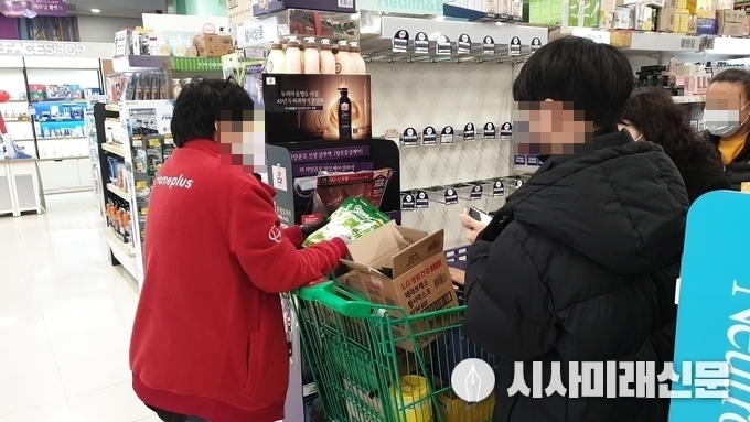 2월28일 오후3시경 화성시 향남1지구 향남 홈플러스 지하슈퍼마켓의 마스크매장