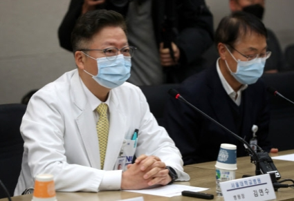 김연수 서울대학교병원장이 28일 종로구 병원을 방문한 미래통합당 황교안 대표 등에게 중국발 우한폐렴(코로나19) 대응 상황을 설명하고 있다. (사진 = 연합뉴스)