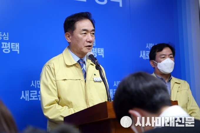 3일 정장선 평택시장이 언론인 간담회를 열고 코로나19 대응현황을 설명하고 있다. 