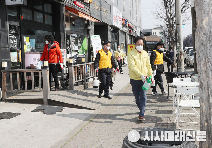 정장선 평택시장이 포승읍 단체장과 함께 방역활동에 참여하고 있다.