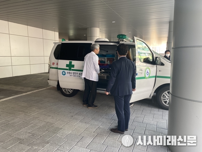 성남시의료원장(이중의)이 첫 퇴원 확진자를 배웅하고 있다