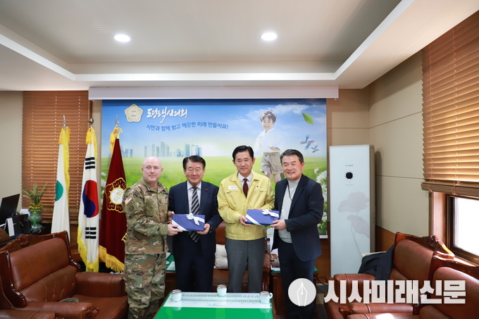 미8군 캠프험프리스 미육군 정보작전처장 에드워드 린치 대령 평택시의회 방문