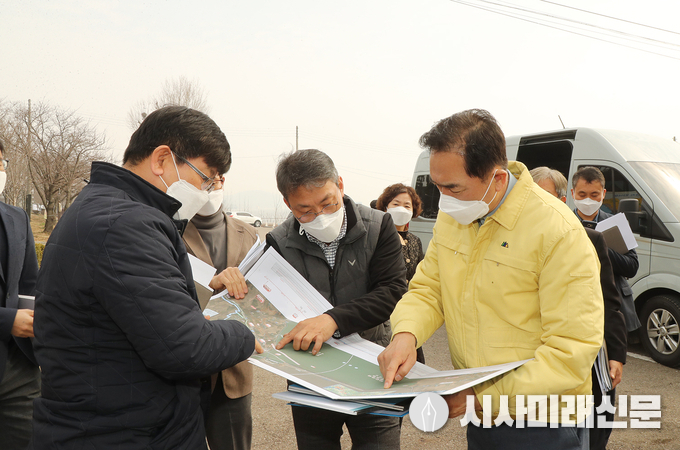 정장선 평택시장이 3월9일 평택시 간선도로망 구축현장을 점검하고 있다.