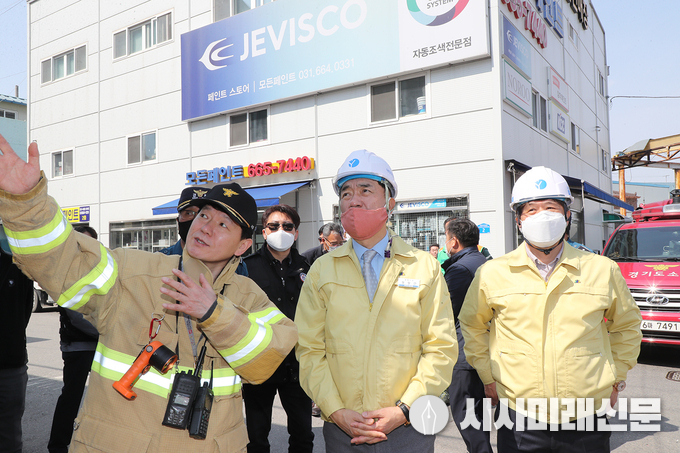 정장선 평택시장이 지난 25일 지산동에서 발생한 신축공사 시설물 전도사고 현장을 찾았다.