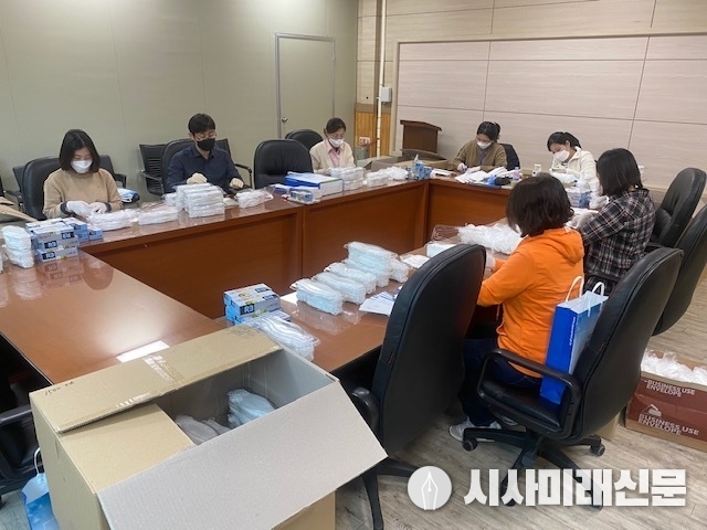 지난 28일~29일 주말 마스크 배부를 위해 작업 중인 평택시 공무원들