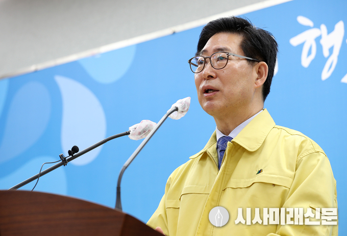 6일 도청 프레스센터에서 양승조 충남도지사가 온라인 기자회견을 열고 있다.