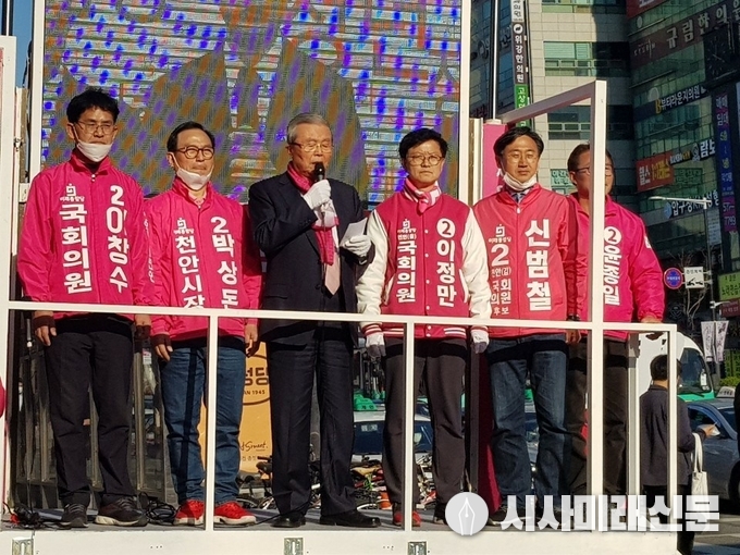 4월8일 미래통합당 김종인 총괄선대위원장이 천안종합터미널 앞에서 박상돈 천안시장 후보, 신범철 천안갑 후보, 이정만 천안을 후보, 이창수 천안병 후보, 윤종인 충남도의원 후보와 유세차량에 올라 천안시 유권자들에게 인사하고 있다. (천안시=이사엘 기자)