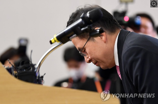황교안, '대표직 사퇴 발표'<br>
미래통합당 황교안 대표가 제21대 총선일인 15일 국회도서관 강당에 마련된 미래통합당-미래한국당 개표상황실에서 총선 결과 관련, 당대표직 사퇴를 밝히고 있다. 사진:펜앤드마이크