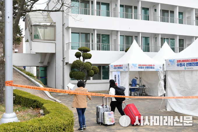 한 해외입국자가 임시격리시설에 입소하고 있다.