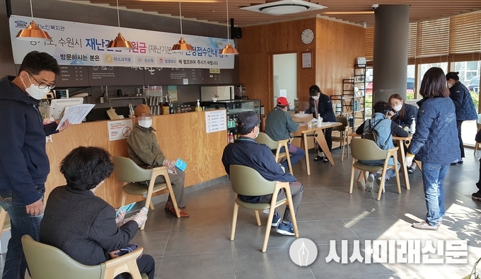 팔달노인복지관에 마련된 ‘재난기본소득 신청 안내 지원 창구’