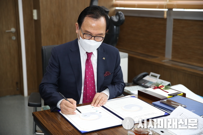 박상돈 천안시장이 20일 환경부, 사단법인 한국포장재공제조합, 스파클 주식회사, 두산이엔티, 티케이케미칼, 코오롱인더스트리와 투명 페트병 별도배출 및 역회수를 통한 ‘고품질 재활용체계 구축’ 업무협약서에 서명을 하고 있다.