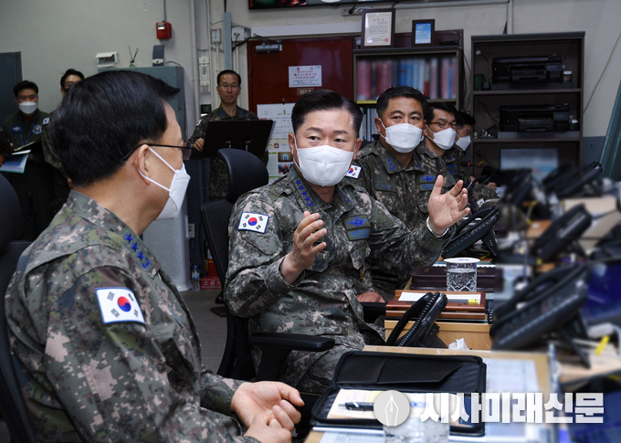 원인철 공군참모총장(왼쪽 2번째)이 KAOC 전투지휘소에서 임무현황을 보고 받은 뒤 “최근 증가된 북한과 주변국 비행활동과 관련하여 상황 발생 시 절차에 입각하여 단호히 전술조치할 것”을 당부하였다. 
