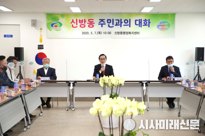 박상돈 천안시장이 7일부터 다음달 1일까지 30개 읍·면·동을 방문하는 가운데 첫날 신방동 행정복지센터에서 시민들에게 인사말을 하고 있다.