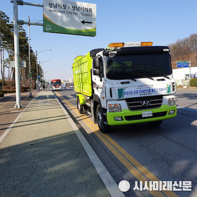 성남시 분진흡입 청소차가 성남대로에서 차량 밑바닥에 장착된 기기로 도로재비산먼지를 빨아들이고 있다 