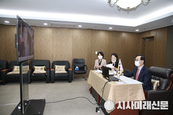 박상돈 천안시장은 15일 오전 시청 소회의실에서 김학유 주상파울루총영사, 테익세이라 깜삐나스 부시장, 바르자스 네그리 삐라시까바 시장과 코로나19 관련 영상회의를 진행하고 있다.