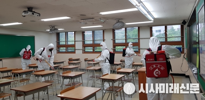 관내 한 고등학교를 방역소독 하고 있는 모습