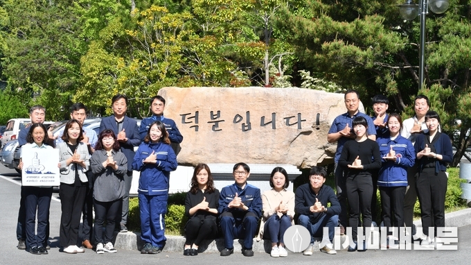 해군 군수사령부에서 함께 근무하는 군무원 부부 9쌍이 코로나19 극복을 위해 노력해준 의료진에게 감사와 존경을 표하며 덕분에 챌린지에 동참하고 있다.