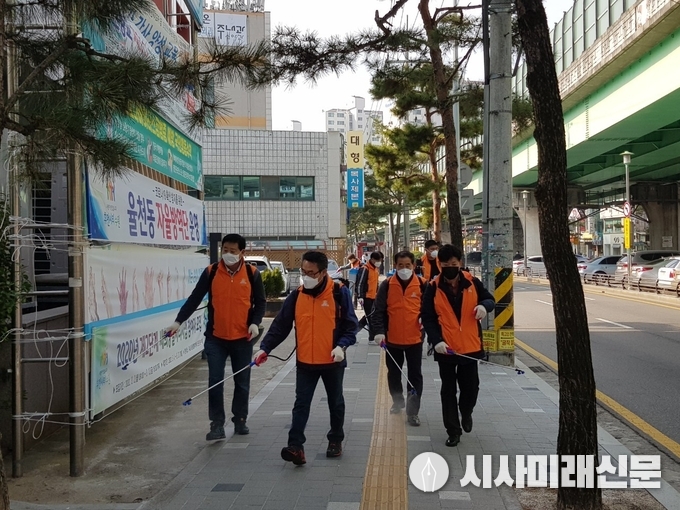 최승래 율천동장(왼쪽 2번째)과 정찬해 율천동 주민자치회장 등 자율방역단이 방역활동을 하고 있다.