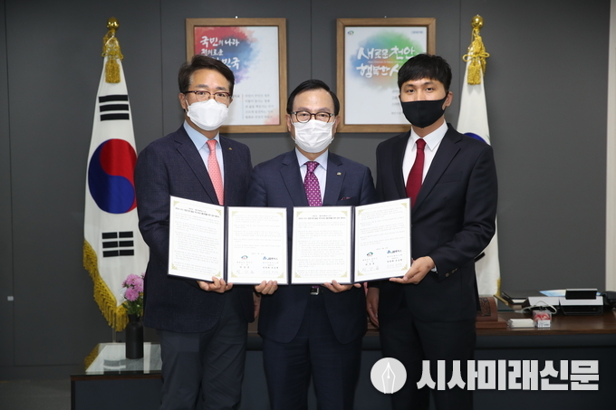 천안시가 22일 청년 창업기업 투자와 성장 지원을 위해 지역 유일 민간 엑셀러레이터(스타트업 투자·지원) 운영사인 ‘제이비 벤처스’와 업무협약을 체결했다. (왼쪽부터 유상훈 제이비벤처스 공동대표, 박상돈 천안시장, 한권희 제이비벤처스 공동대표)