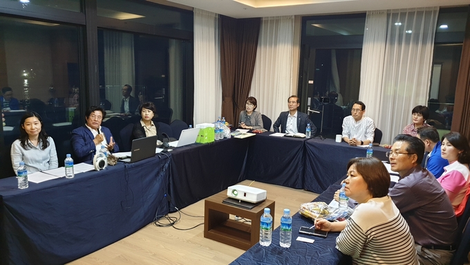 5월25일 시사미래신문 임원진과 논설위원들이 세미나를 진행중에 있는 모습